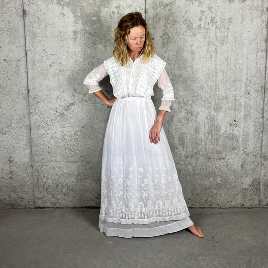 Edwardian 1900s White Cotton Gauze Lingerie Dress with Floral Net & Mother-of-Pearl Buttons, XS