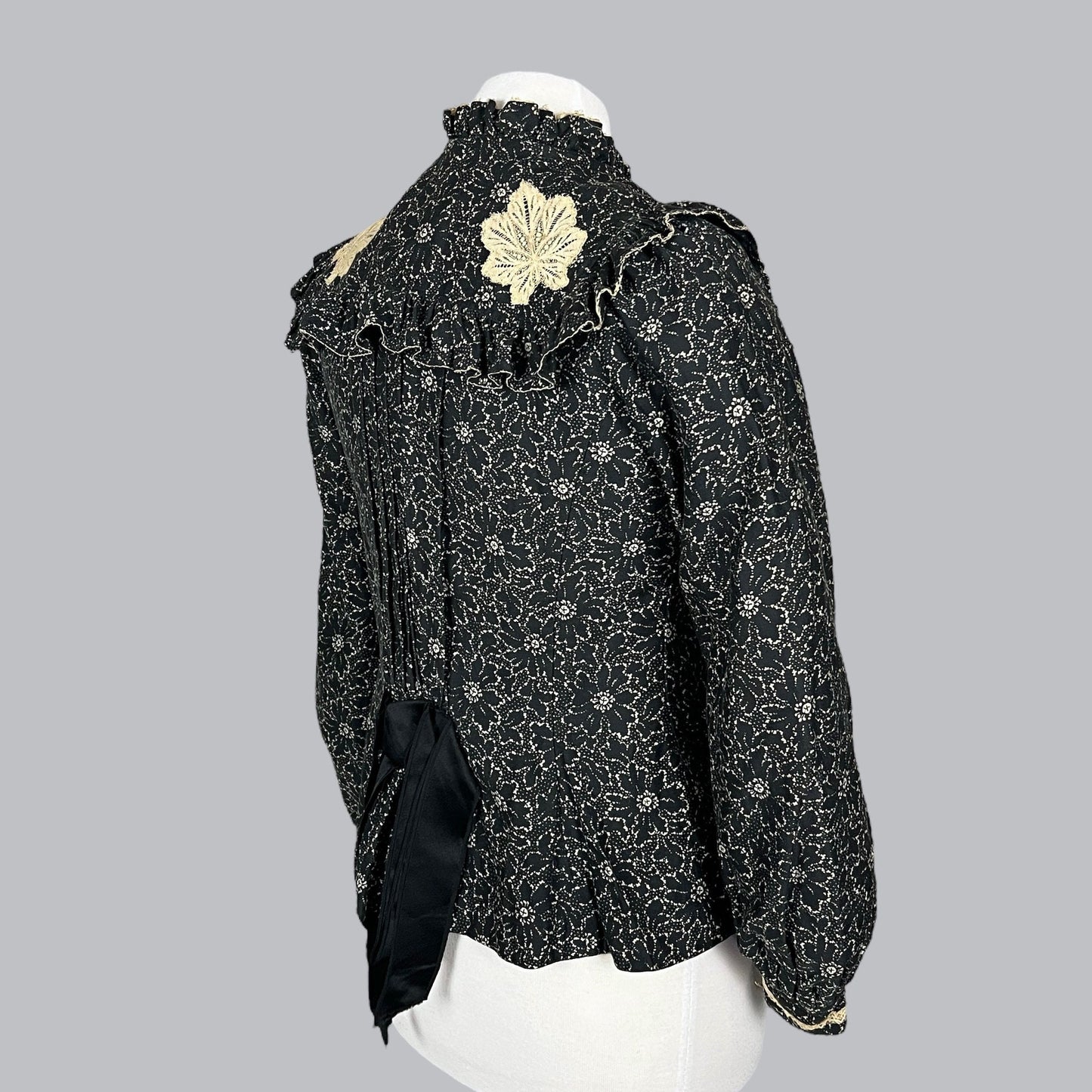 Antique 1890s–1900s Floral Cotton Print Victorian Prairie Blouse with Lace Appliqué, S/M–M