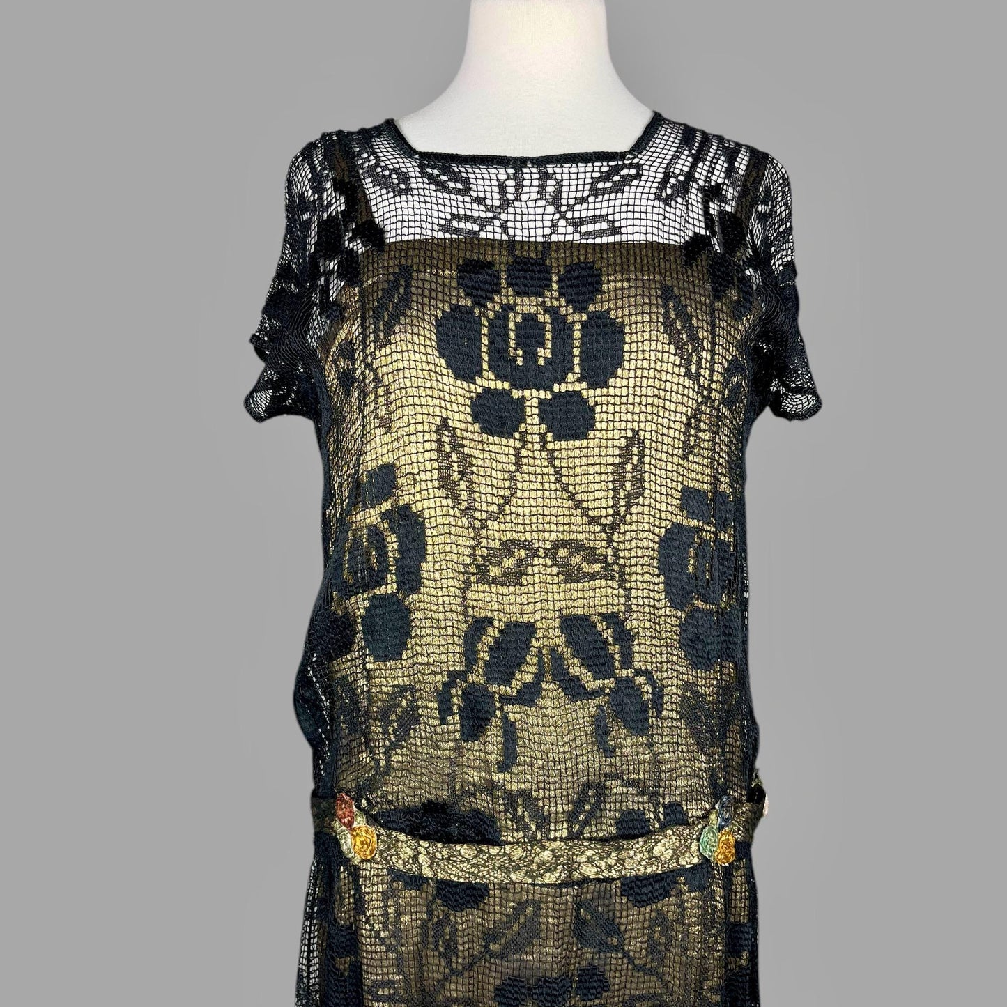 Vintage 1920s Black Filet Lace Flapper Dress with Gold Lamé Underlay & Ribbonwork Flowers, S/M