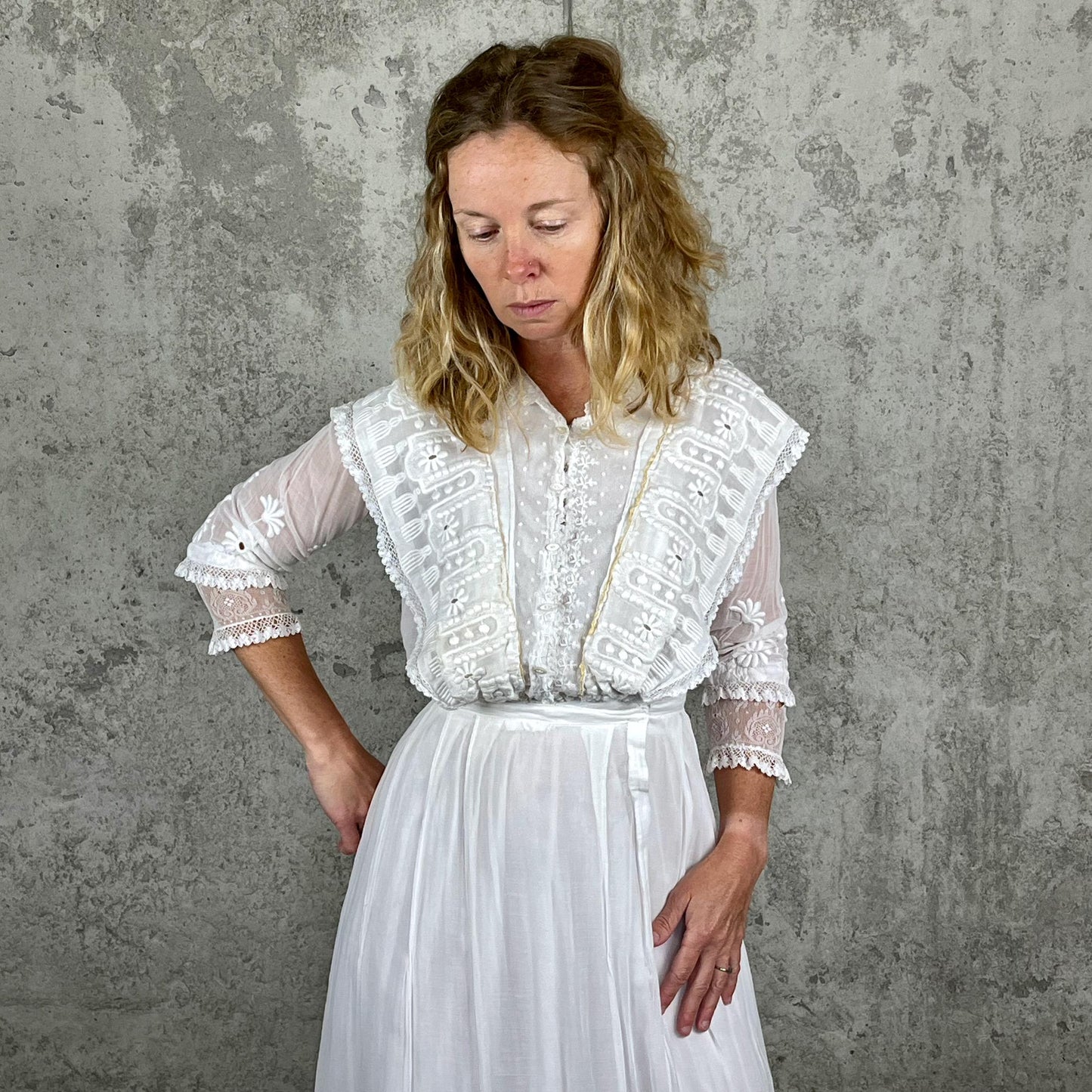 Edwardian 1900s White Cotton Gauze Lingerie Dress with Floral Net & Mother-of-Pearl Buttons, XS
