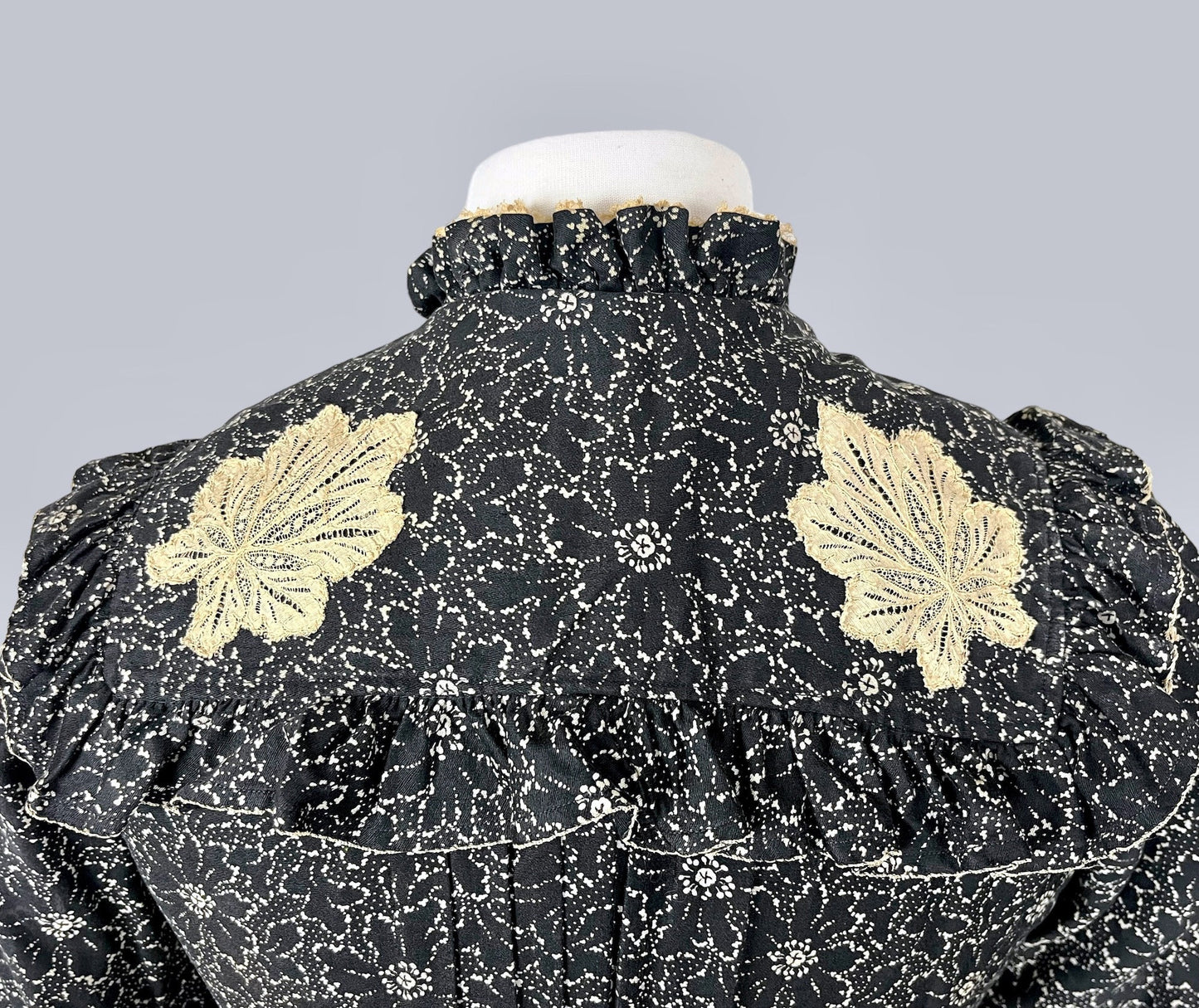 Antique 1890s–1900s Floral Cotton Print Victorian Prairie Blouse with Lace Appliqué, S/M–M