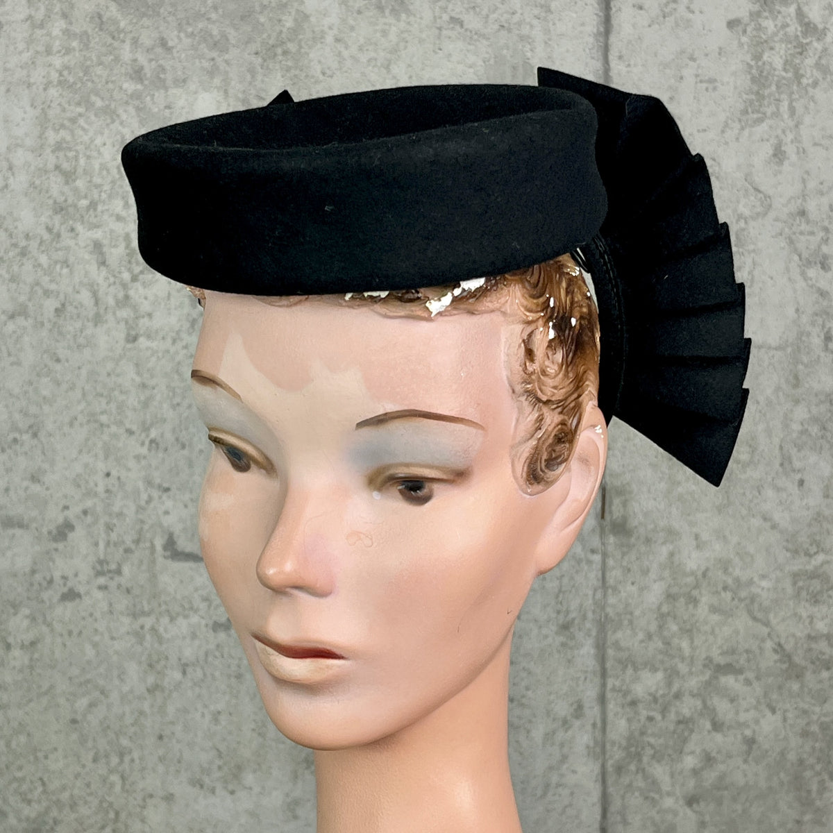 Vintage 1940s Black Felted Wool Sculptural Fan Pleated Topper Hat