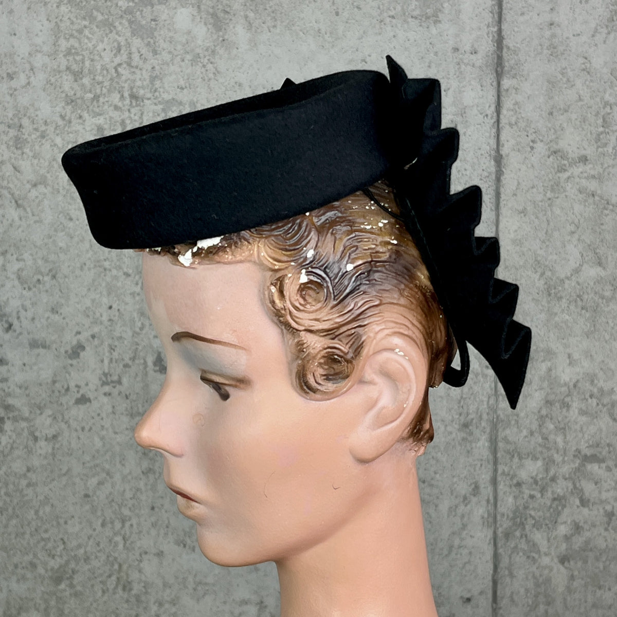 Vintage 1940s Black Felted Wool Sculptural Fan Pleated Topper Hat