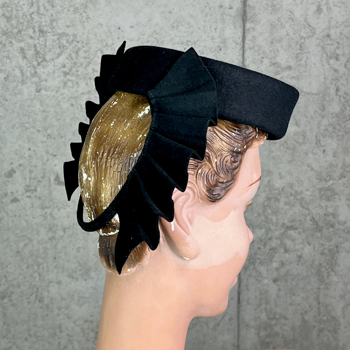 Vintage 1940s Black Felted Wool Sculptural Fan Pleated Topper Hat