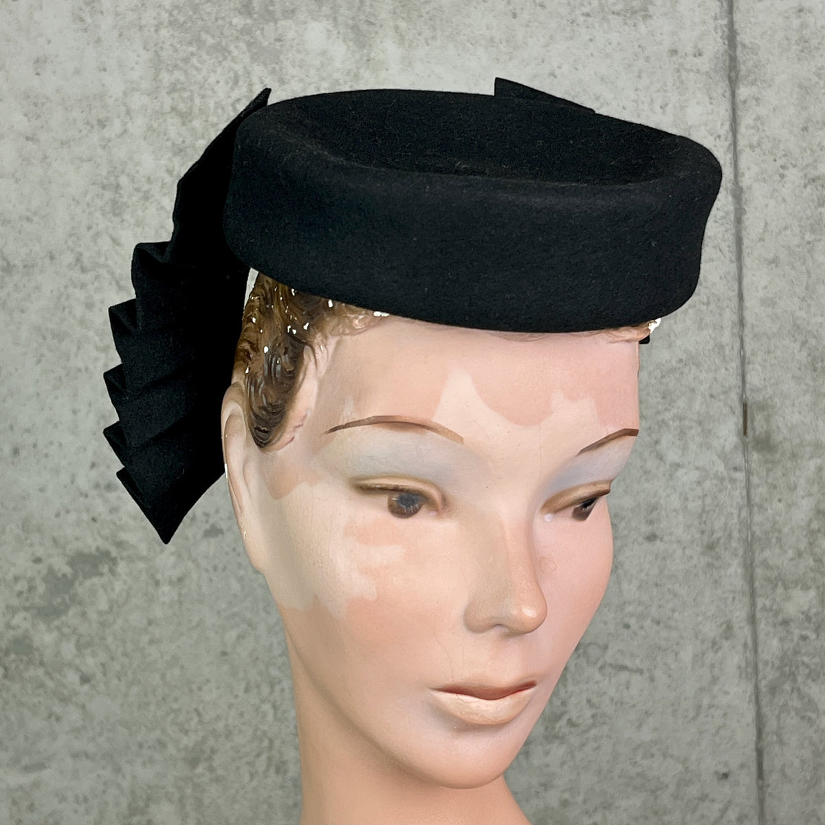 Vintage 1940s Black Felted Wool Sculptural Fan Pleated Topper Hat