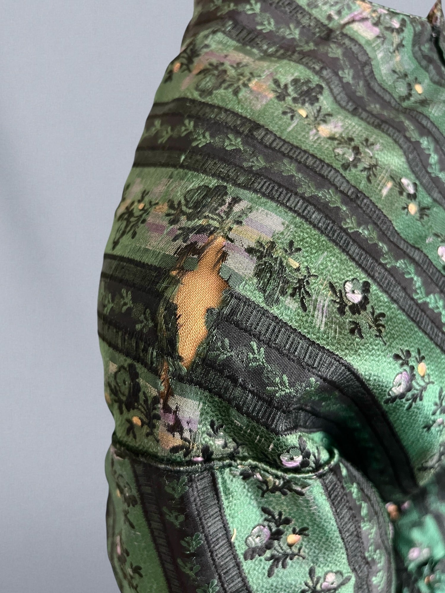 close-up of break to silk at right shoulder