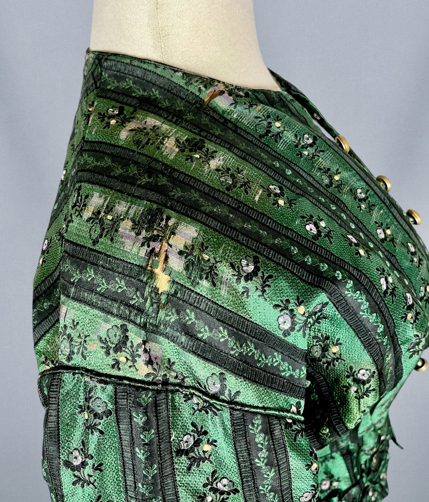 right shoulder area - weakeness / break to silk