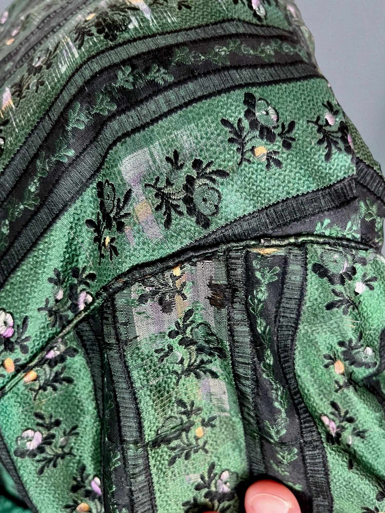 wear to other shoulder at seam