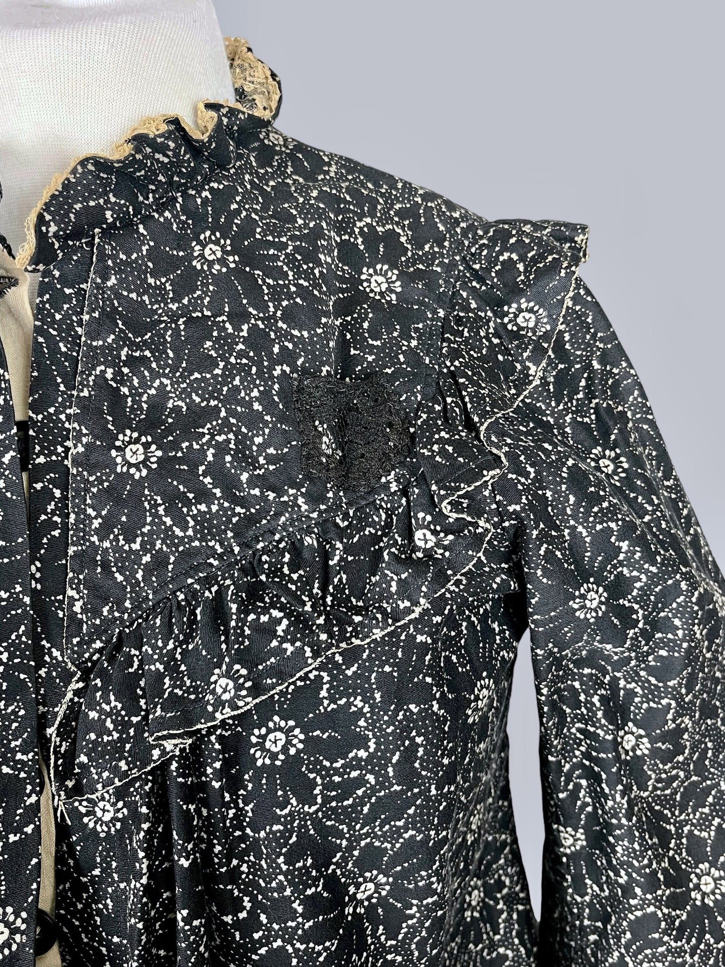 Antique 1890s–1900s Floral Cotton Print Victorian Prairie Blouse with Lace Appliqué, S/M–M