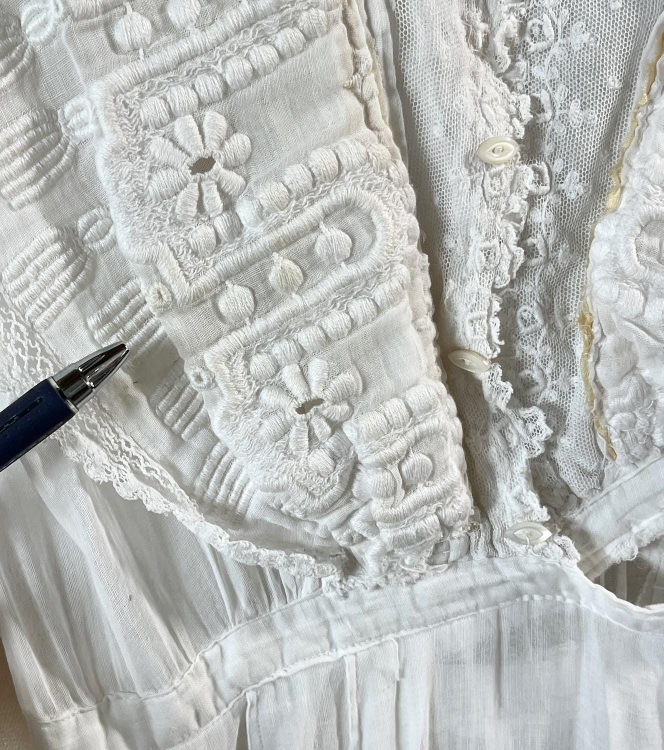 Edwardian 1900s White Cotton Gauze Lingerie Dress with Floral Net & Mother-of-Pearl Buttons, XS