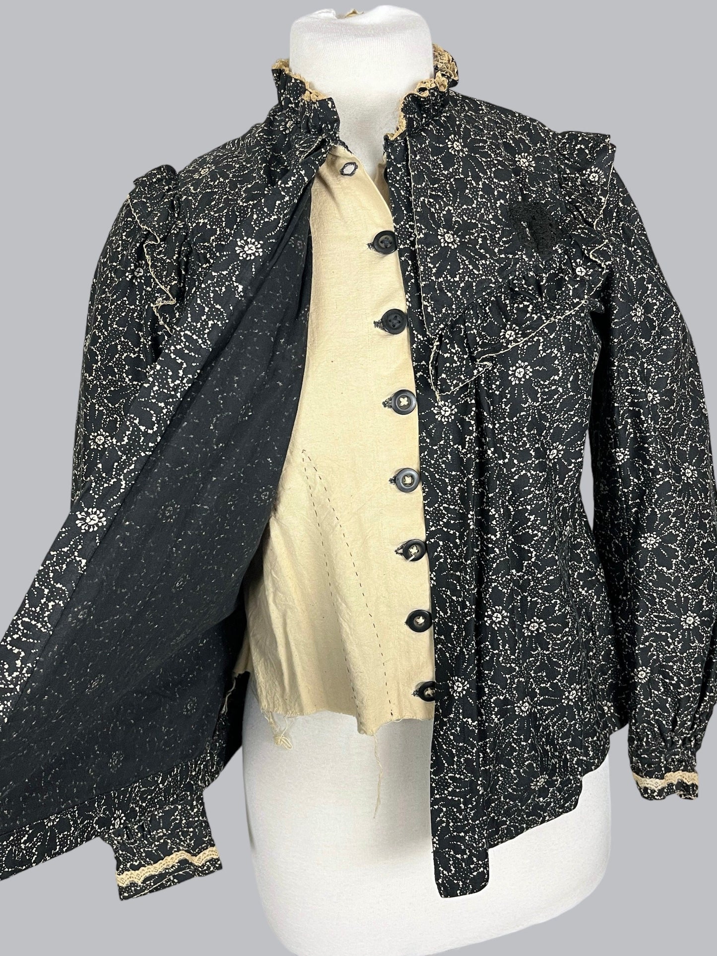 Antique 1890s–1900s Floral Cotton Print Victorian Prairie Blouse with Lace Appliqué, S/M–M