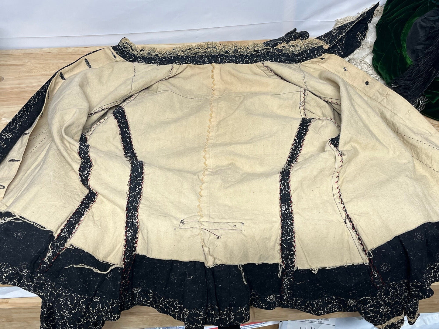 Antique 1890s–1900s Floral Cotton Print Victorian Prairie Blouse with Lace Appliqué, S/M–M